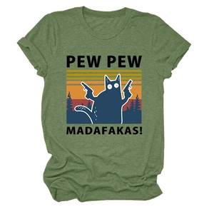 Gros plan du T-shirt vert olive avec motif de chat rétro et imprimé Pew Pew