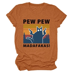 Détail du motif chat Pew Pew Madafakas sur t-shirt en coton orange chiné
