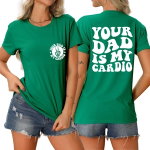 Vues avant et arrière du t-shirt vert foncé avec texte Your Dad Is My Cardio blanc