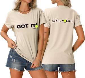 Detail eines beigen T-Shirts mit Rundhalsausschnitt und Tennis-Thema Aufdrucken