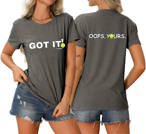 Vorder- und Rückseite des dunkelgrauen T-Shirts mit Pickleball-Grafik und weißem Text