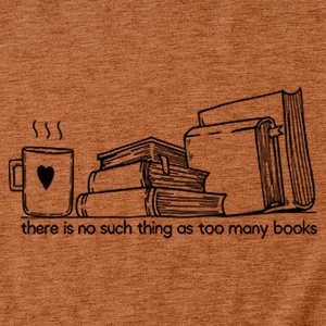 Détail d'un t-shirt marron avec imprimé tasse de café et livres ainsi que le texte thématique