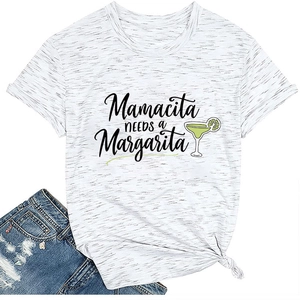 Détail du t-shirt Mamacita needs a Margarita avec nœud latéral et short en jean