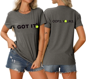 Vorder- und Rückseite des anthrazitfarbenen T-Shirts mit Tennis-Print und Jeans-Shorts