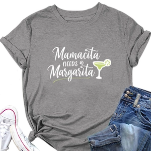 Détail du t-shirt gris Mamacita Needs a Margarita avec un tissu en maille douce
