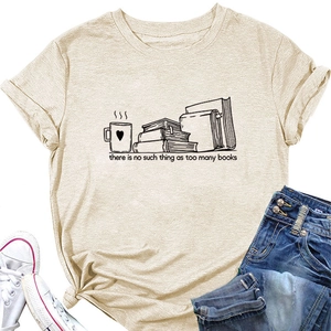 Détail d'un t-shirt en coton beige avec imprimé café et livres, jean et baskets