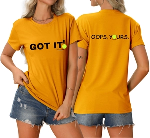 Vorder- und Rückansicht eines ingwerfarbenen T-Shirts mit Pickleball-Grafik und Text