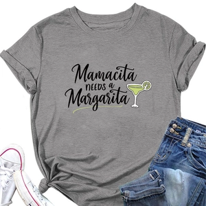 Mise à plat du t-shirt Mamacita Margarita gris foncé avec jean et baskets blanches