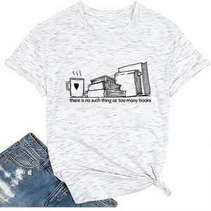 Détail du t-shirt gris chiné avec imprimé livre et café et nœud élégant à l'avant