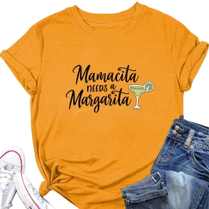 Détail de l'imprimé Mamacita Needs a Margarita sur un t-shirt orange à manches retroussées