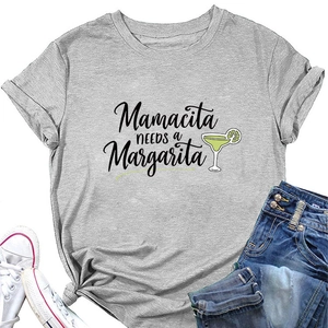 Mise à plat du t-shirt gris Mamacita avec un short en jean et des baskets blanches