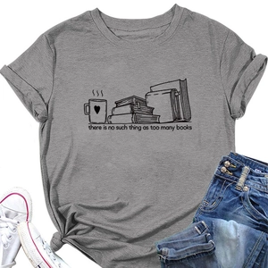 Gros plan d'un T-shirt gris à manches courtes avec imprimé livres et tasse de café