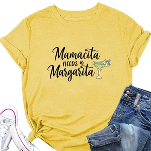 Détail du t-shirt jaune moutarde avec slogan Mamacita et nœud élégant à la taille