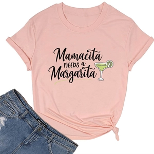 Gros plan d'un t-shirt rose avec message et un short en jean bleu pour femmes