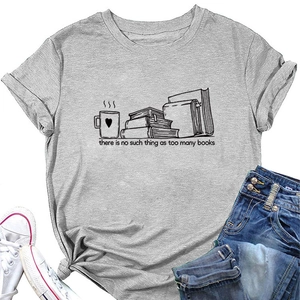 Détail d'un t-shirt gris doux avec imprimé livre et café pour un look d'été chic