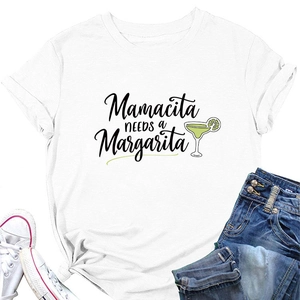 Détail du graphique Mamacita needs a Margarita sur T-shirt blanc aux manches retroussées