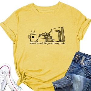 Vue détaillée du t-shirt jaune en coton avec imprimé café et livre et col rond