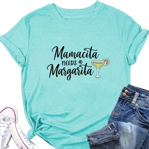 Détail du t-shirt turquoise Mamacita Needs a Margarita assorti à un jean bleu
