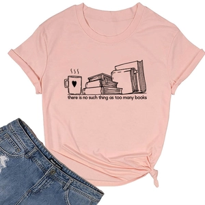 Détail du t-shirt rose en coton avec illustration de livres et design à nœud latéral
