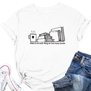 Mise à plat d'un t-shirt en coton blanc avec motif de pile de livres et tasse à café