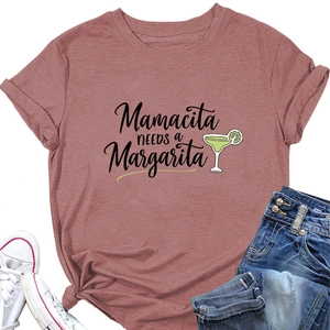Détail du t-shirt rose avec motif Mamacita Needs a Margarita et illustration cocktail