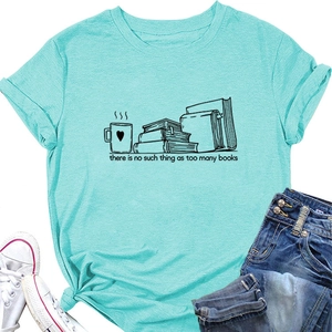 Détail du t-shirt vert menthe avec imprimé livres et ourlet noué très élégant