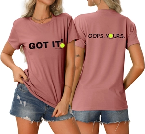 Vorder- und Rückansicht des rosa Rundhals-T-Shirts mit Got It und Oops Yours Print