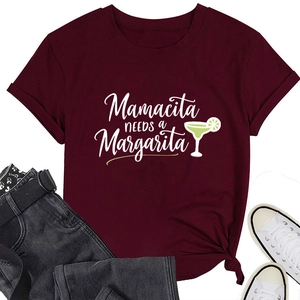 Détail du t-shirt rouge vin Mamacita Needs a Margarita avec nœud stylé et impression