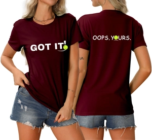 Vorder- und Rückseite des burgunderroten Baumwoll-T-Shirts mit Tennis-Grafik-Print