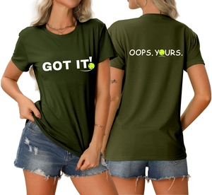 Vorder- und Rückansicht des dunkelgrünen T-Shirts mit Tennis-Grafik und Slogan