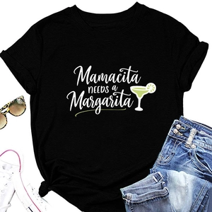 T-shirt noir Mamacita Needs a Margarita à plat avec lunettes et short en jean