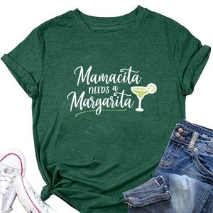 Détail du t-shirt vert foncé Mamacita avec mise en scène d'une tenue décontractée