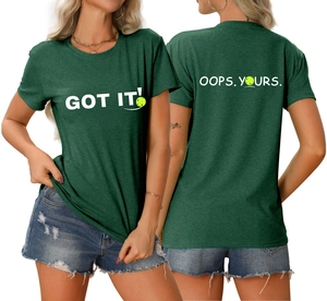 Vorder- und Rückansicht des dunkelgrünen T-Shirts mit Got It und Oops Yours Slogan-Print