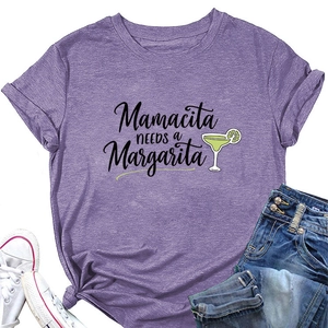 T-shirt violet Mamacita Needs a Margarita avec jean denim posé à plat
