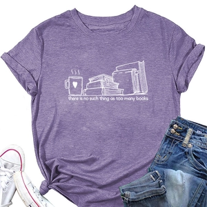 Détail d'un t-shirt violet chiné avec graphisme de livre et nœud sur le côté