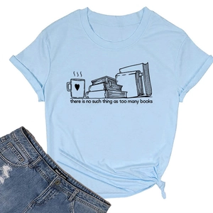 Détail d'un t-shirt bleu clair en coton avec motif de livres et ourlet noué stylé