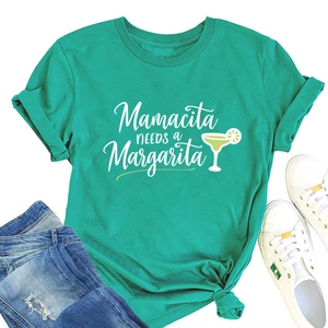 Détail à plat du t-shirt vert paon Mamacita Needs a Margarita avec un jean en denim