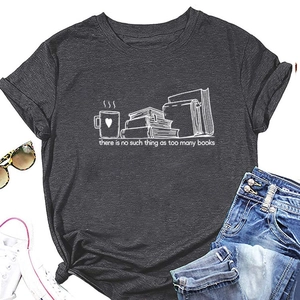 Mise à plat du t-shirt gris anthracite avec motif graphique de livres et café