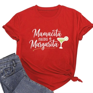 Détail d'un t-shirt rouge Mamacita noué à l'ourlet avec un short en jean bleu