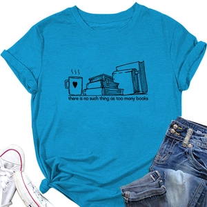 Détail du t-shirt bleu avec imprimé livre et café, assorti à un jean et des baskets