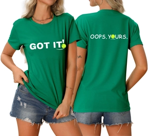 Detailansicht des grünen Baumwoll-T-Shirts mit GOT IT und OOPS YOURS Tennis-Prints