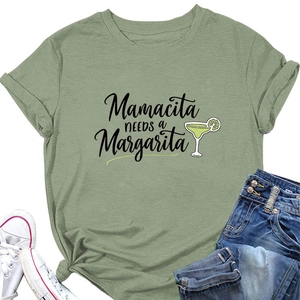 Détail à plat du t-shirt vert sauge Mamacita Needs A Margarita avec motif cocktail