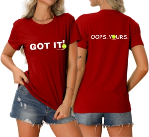 Detaillierte Vorder- und Rückansicht des roten Pickleball T-Shirts mit Slogans