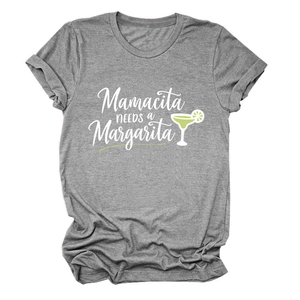 Détail de l'imprimé Mamacita Needs a Margarita sur un t-shirt gris à col rond