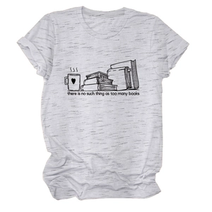 Détail du tissu doux avec illustration de livre et tasse à café sur un t-shirt blanc