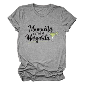 Détail du t-shirt gris à col rond avec motif Mamacita needs a Margarita et cocktail