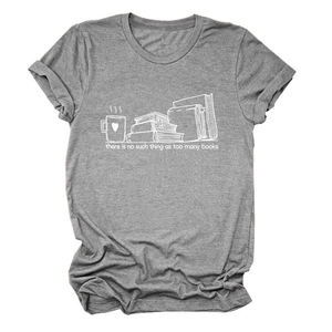 Détail du t-shirt en coton gris avec impression graphique de livres et tasse de café