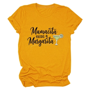 Gros plan du motif Mamacita Needs a Margarita sur un t-shirt en coton jaune moutarde