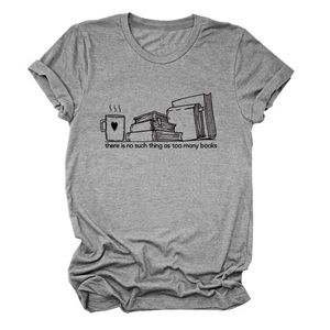 Détail d'un t-shirt gris en coton avec imprimé graphique de tasse de café et de livres