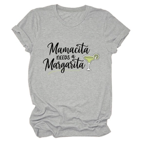 Détail de l'imprimé Mamacita Needs a Margarita sur un t-shirt en coton gris décontracté